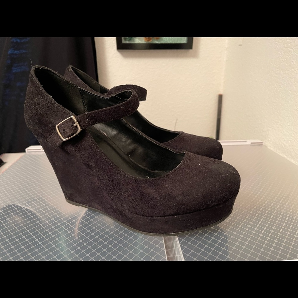 Black wedges